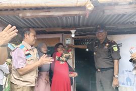 Sinergi Penyalaan Serentak LUTD, PLN UID Sumbar Berbagi Cahaya di Bulan Ramadhan Bersama Kajati Sumbar