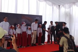 Ribuan siswa Lombok Tengah dapat bantuan alat tulis dari Bandara Lombok