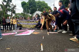 Mahasiswa menggelar aksi pertanyakan kasus tragedi maut di Pendopo Garut