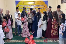 KSKP bagikan paket bantuan sembako kepada anak yatim di Bakauheni