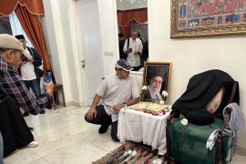 Ratusan warga padati Kedubes Iran, berdoa untuk Ali Khamenei