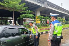 Polisi tilang pengendara yang lawan arus di Jaktim