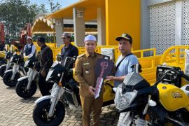 Pemkab Tapin salurkan 15 motor roda tiga untuk angkut sampah