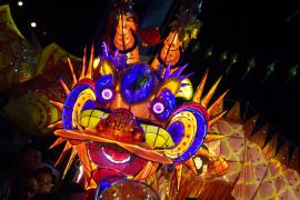 49 Naga Nersinar meliuk di antara lautan manusia Jalan Gajah Mada