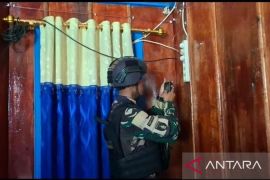 Prajurit Satgas Yonif 511/DY cek listrik rumah warga Lowanom