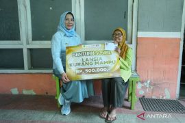 Pemkot Mojokerto salurkan bantuan untuk 1.077 lansia kurang mampu