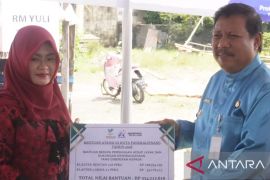 Wali Kota Pangkalpinang salurkan bansos nelayan terdampak cuaca buruk