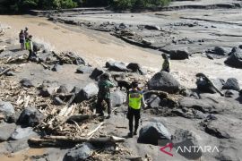 SAR menerjunkan anjing pelacak mencari korban lahar hujan Merapi