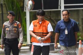 Pegawai Bea Cukai ini nekat pindahkan uang dugaan korupsi