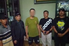 Penempel stiker judol di Pesanggrahan dibayar Rp100 ribu sekali sebar