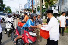 Bentuk kepedulian, Kemenkum Sulbar berbagi takjil kepada warga