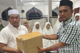 Macan Asia bagikan 350 paket Al Quran untuk korban banjir Aceh Barat