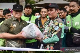 Bupati Kubu Raya berbagi sembako untuk ojek online