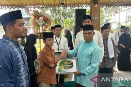 Anggota DPRD Batang Hari serahkan piagam ke pemenang lomba gebyar Ramadhan