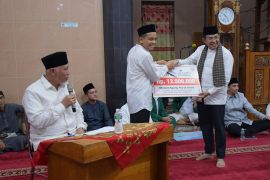 Safari Ramadan di Sawahlunto, PT Semen Padang Serahkan Rp12,5 Juta dan Al-Qur'an untuk Pengembangan Masjid Agung