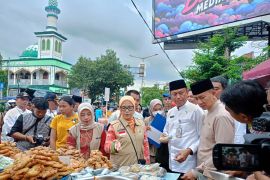 Pemkot Jaktim awasi takjil di Pasar Rawamangun