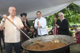 Aksi seni Ramadhan UI dengan dapur rendang untuk penyintas bencana Sumatera