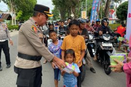 Polres Agam kembali bagikan ratusan takjil gratis bagi pengendara