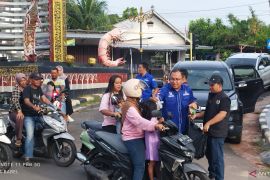 Demokrat Bangka Selatan bagikan 800 paket takjil dan santunan anak yatim