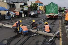 PLN cepat atasi tiang ambruk akibatkan jalur Surabaya-Sidoarjo macet