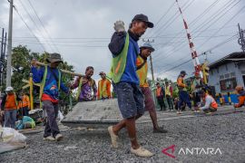 KAI Daop Semarang perbaiki bantalan rel di perlintasan kereta api