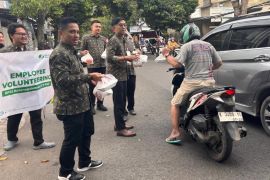 Karyawan BPJS Ketenagakerjaan Pati bagikan takjil kepada masyarakat