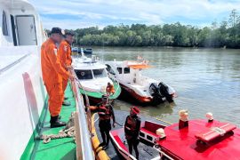 Tim SAR Timika evakuasi penumpang KM Jaya Baru tenggelam di Muara Pomako