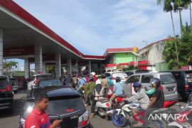 Antrean panjang pembelian BBM terjadi di sejumlah SPBU Jember