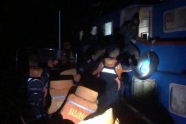 Tim-SAR gabungan evakuasi penumpang KM Lapopo Expres mati mesin di Banggai Laut