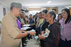 Pemkab Taput serahkan bantuan dana jaminan hidup korban dampak bencana