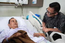 Dirut BPJS Ketenagakerjaan Saiful Hidayat jenguk peserta kecelakaan di Bekasi