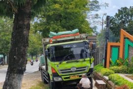 Truk tronton tabrak lima motor di Blora tewaskan satu orang