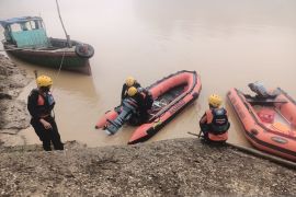 Tim SAR gabungan cari remaja hanyut di Sungai Batang Merangin Jambi