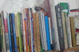 Budaya membaca keluarga dapat dibangun melalui buku menarik dan sudut baca