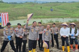 Polda Jabar memfasilitasi KUR petani jagung guna lawan tengkulak