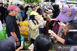 Wagub Gorontalo layani langsung warga berbelanja di pasar murah