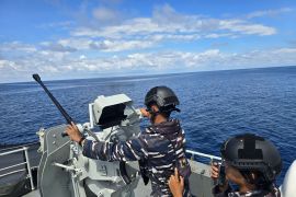 KRI Surik-645 tuntaskan latihan penembakan meriam