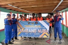 Polairud Polda Riau bagikan life jacket ke operator kempang di Meranti