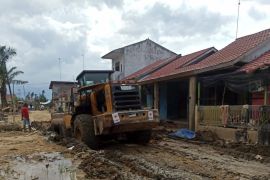 PMI bantu kerahkan alat berat bersihkan lingkungan di Aceh Tamiang