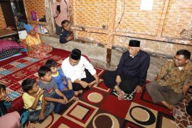 Gubernur Sumbar serahkan bantuan bedah rumah bagi warga kurang mampu di Solok Selatan