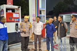 Kapolres Situbondo minta masyarakat tenang dan berhenti borong BBM