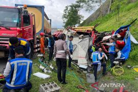 Tiga truk kecelakaan di Tol Semarang-Solo, satu orang tewas