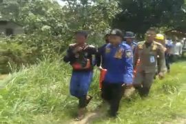 Petugas evakuasi korban hanyut akibat banjir di Lampung Selatan