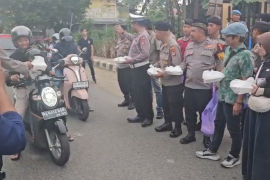 Polres dan pewarta HSS berbagi takjil untuk pengendara jalan