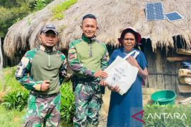 Satgas Yonif 511/DY salurkan pakaian layak pakai bagi warga Balingga