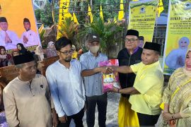 Golkar Sultra beri bantuan pangan 500 karung beras untuk warga di Kendari