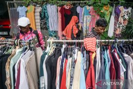 Berburu baju Lebaran gratis di Solo
