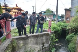 Wali kota Jambi tinjau drainase untuk antisipasi banjir saat musim hujan