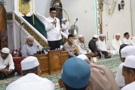 Wabup HSS Salat Tarawih dan hadiri peringatan Nuzulul Al-Qur'an di Daha