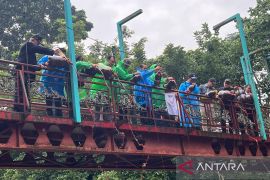 Buddhist youth's ecoenzyme release form of river restoration: Ministry